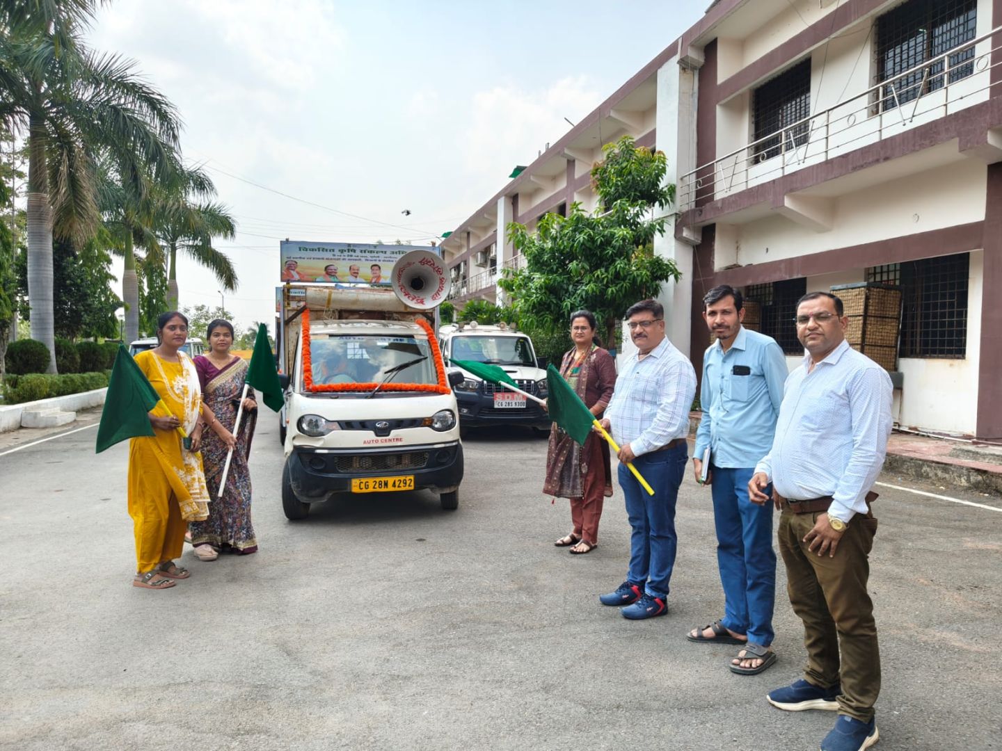 विकसित कृषि संकल्प अभियान: एडीएम ने जागरूकता रथ को हरी झंडी दिखाकर किया रवाना