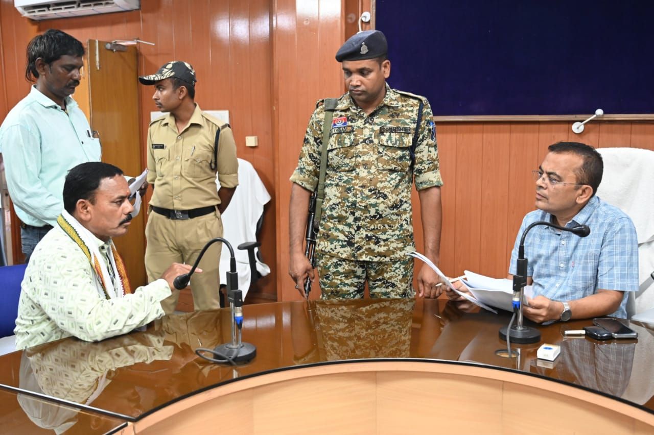 कलेक्टर ने संवेदनशीलता से सुनी समस्याएं, अधिकारियों को निराकरण करने के निर्देश