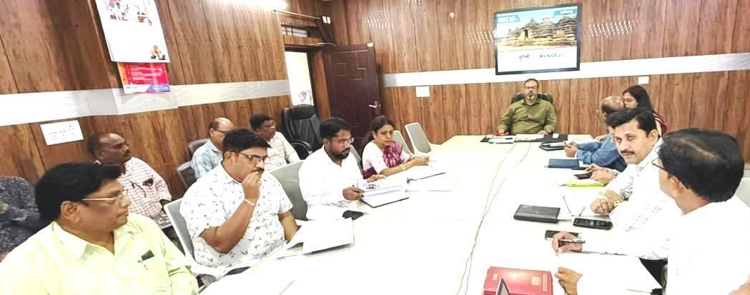 राजस्व कार्यों में पारदर्शिता, जवाबदेही और संवेदनशीलता के साथ करें कार्य: कलेक्टर