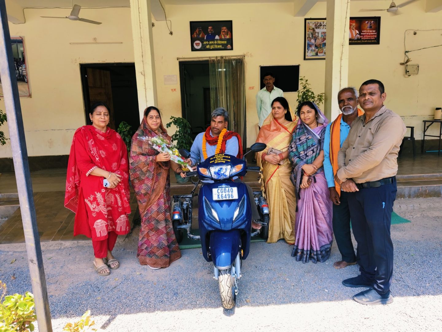 उप मुख्यमंत्री श्री विजय शर्मा के प्रयासों से दिव्यांगजन बने आत्मनिर्भर, धनीराम पटेल को मिली पेट्रोल चलित स्कूटी