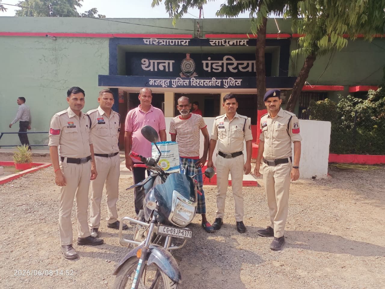 अवैध रूप से बिक्री हेतु शराब परिवहन करने वाले आरोपी चढे पुलिस के हत्थे  	आरोपियों के कब्जे से 34 पौवा देशी प्लेन शराब क