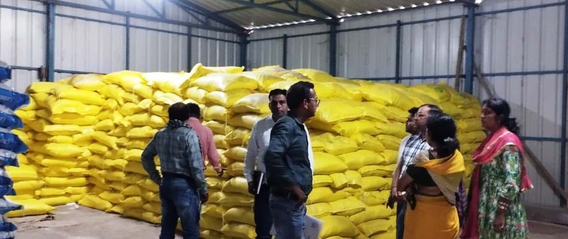 किसानों को महंगा खाद बेचने वाले पर की गई कार्रवाई   उर्वरक विक्रय पर रोक के साथ ही कारण बताओ नोटिस जारी